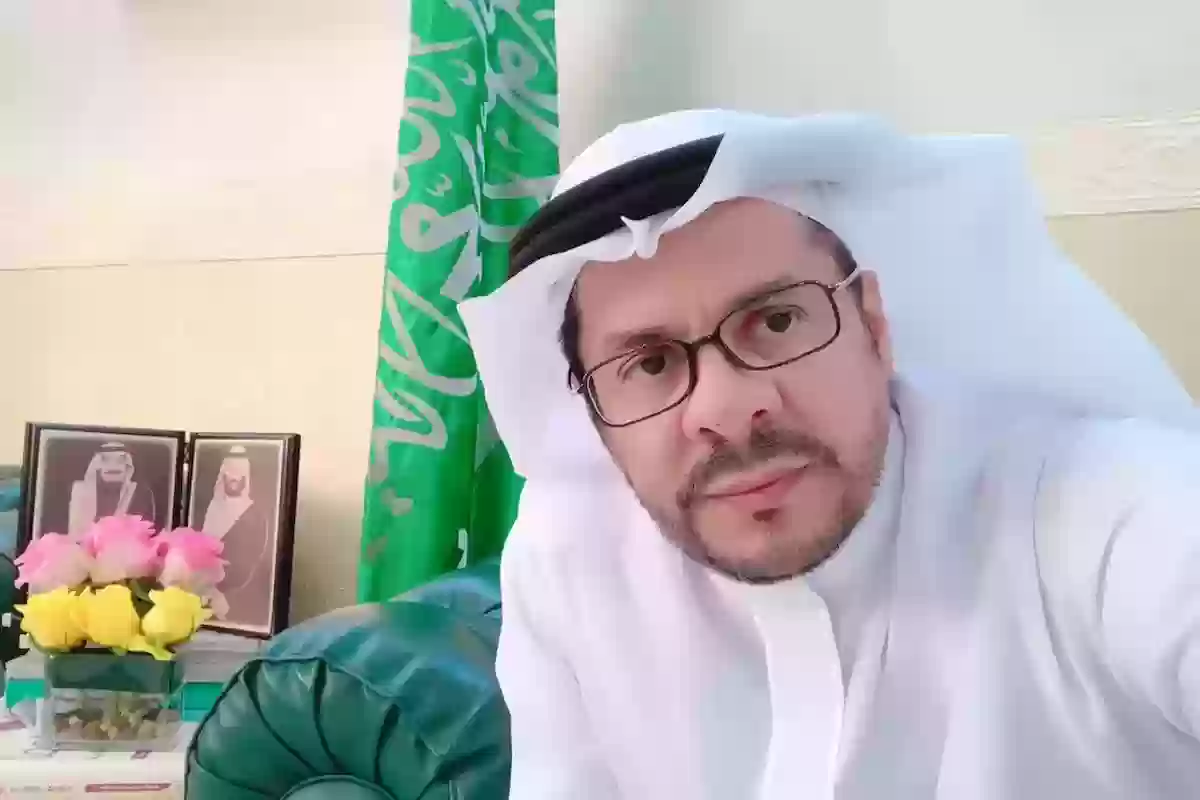 محامي سعودي شهير يوضح عقوبة رفع الإصبع الأوسط